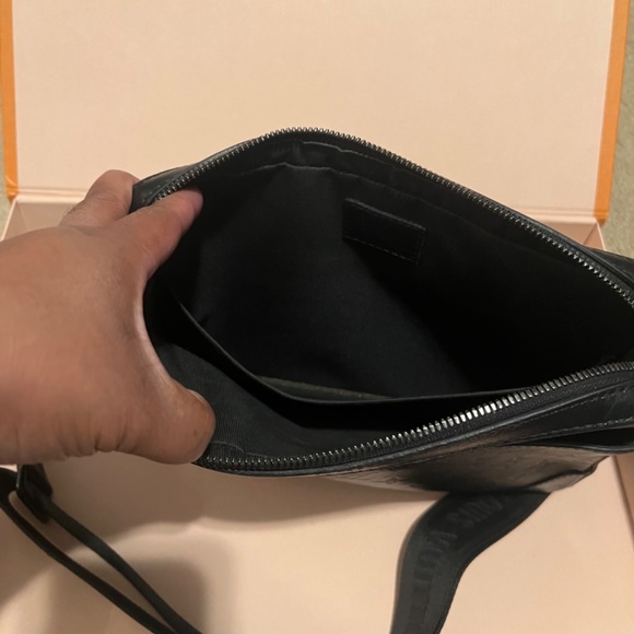 Louis Vuitton - Picture 11 of 13